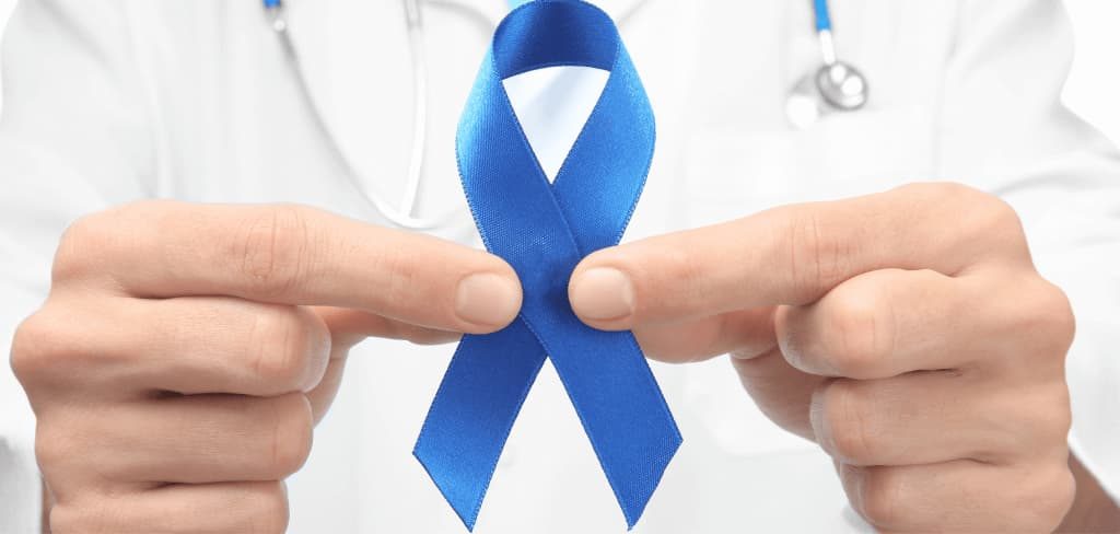 conciencia-cancer-prostata Médico con listón azul por concientización de cáncer de próstata