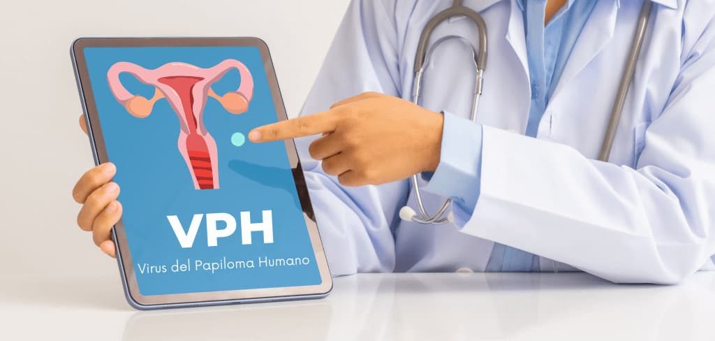 medico-explicando-vph Médico señalando ilustración de útero con VPH en tablet
