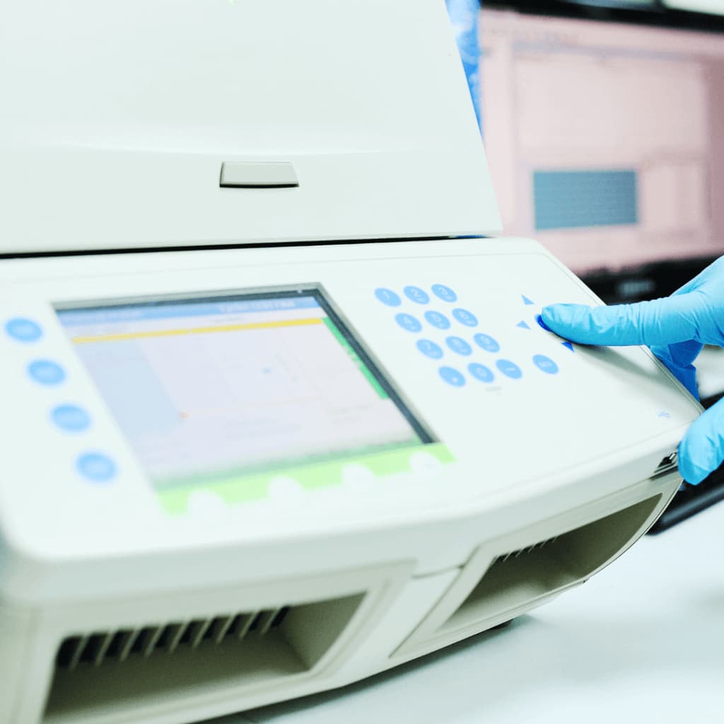Tecnología PCR avanzada para diagnósticos precisos en LAB